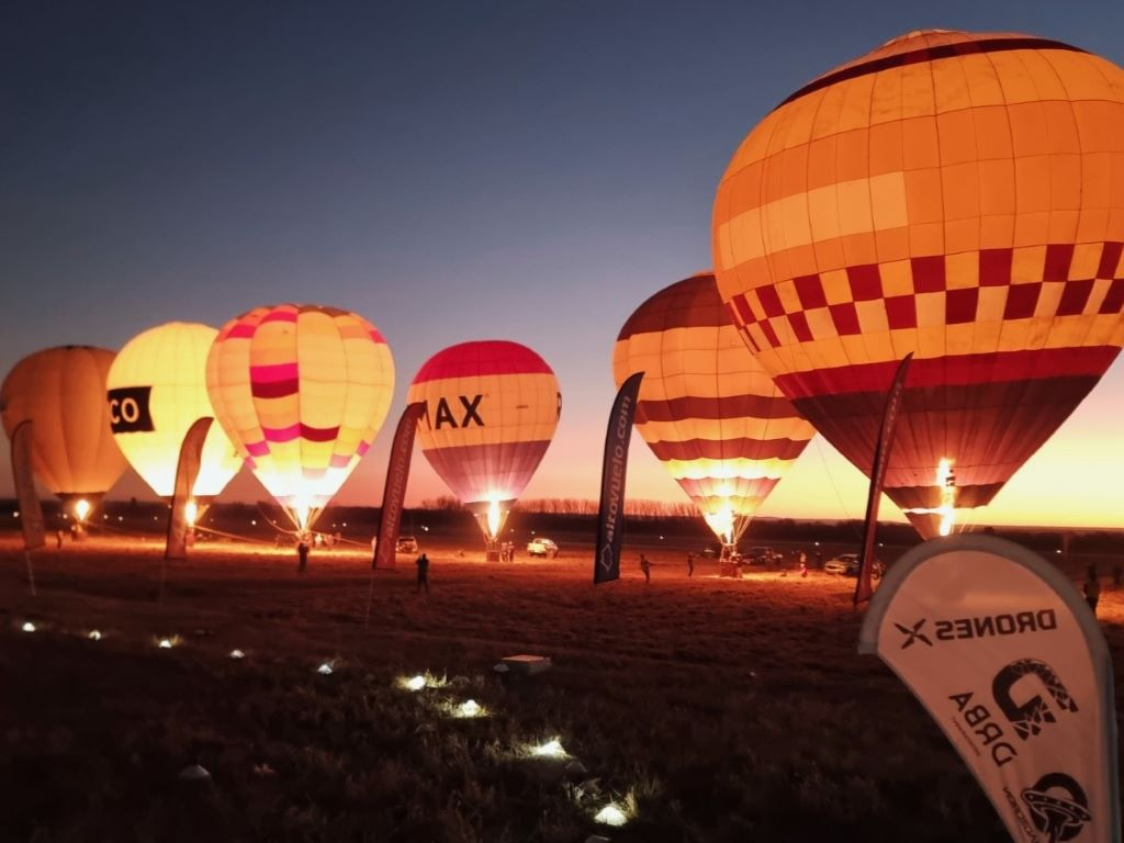 Globos aerostáticos iluminados al atardecer durante el Night Glow de BA Flota
